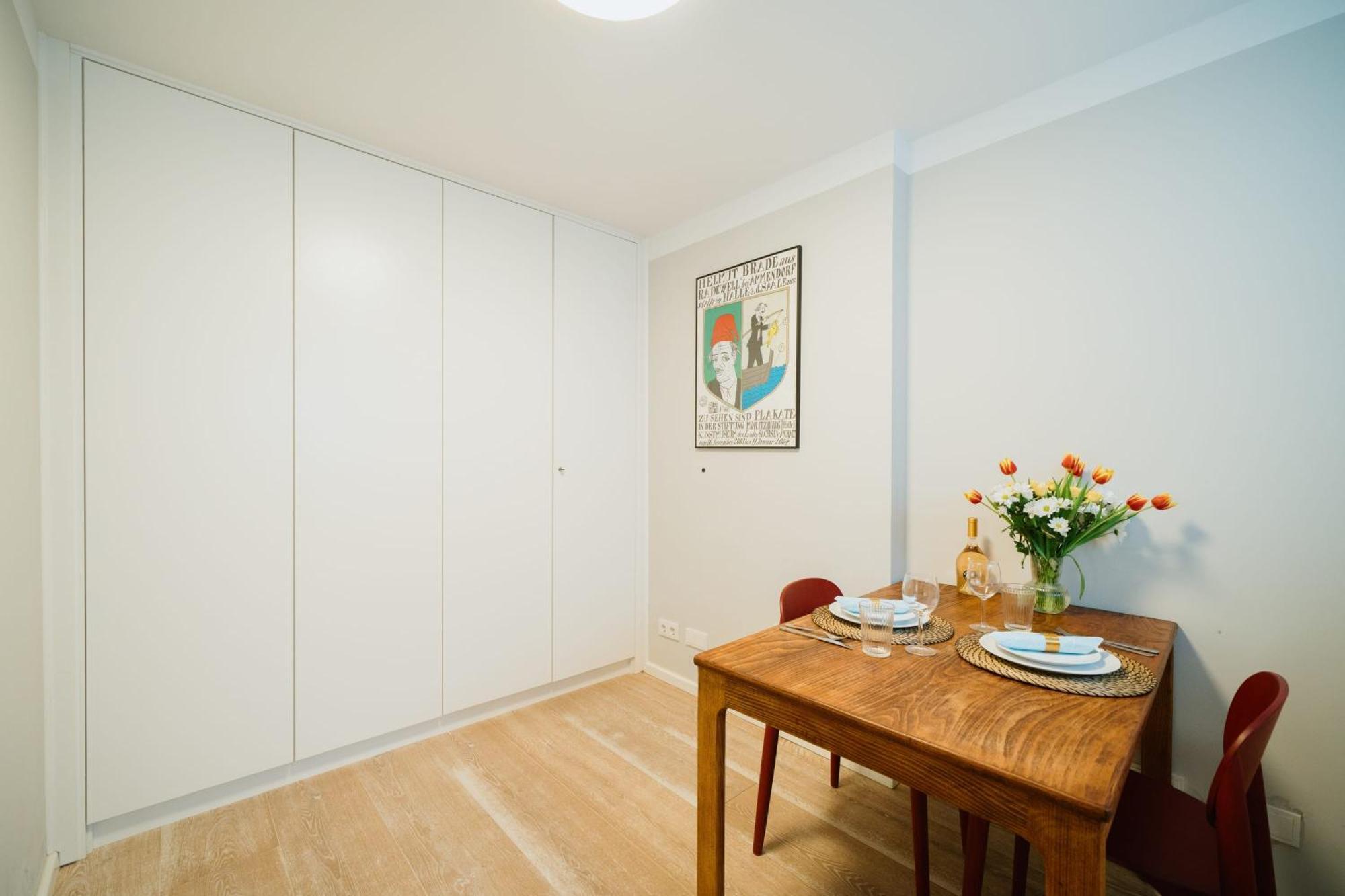 Homely - Cozy Studio, Modern, Near Theater & Kurfuerstendamm Appartement Berlijn
