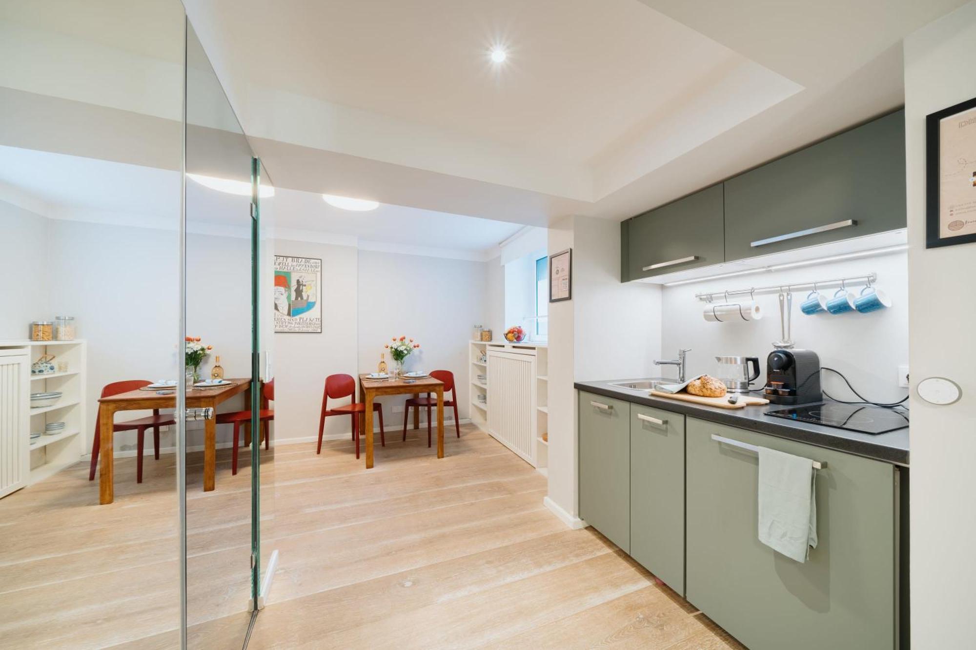 Homely - Cozy Studio, Modern, Near Theater & Kurfuerstendamm Appartement Berlijn